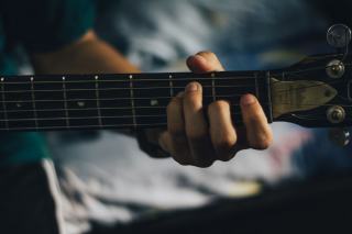 Accorder une guitare : méthode et accordage standard