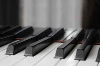 Clavier de piano vu de trois quarts, touches blanches et noires en gros plan