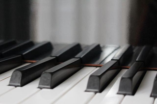 Clavier de piano Clavier de piano vu de trois quarts, touches blanches et noires en gros plan
